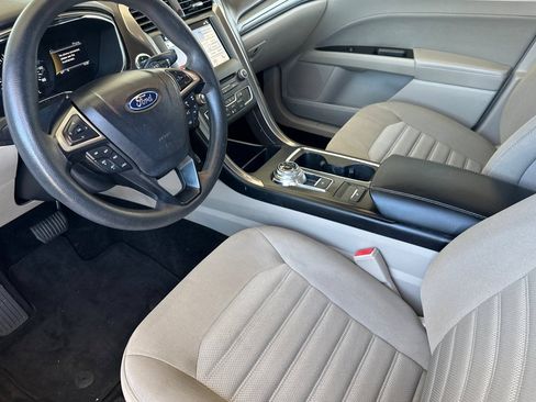 Used 2017 Ford Fusion SE w/ Fusion SE Technology Package FWD image 10
