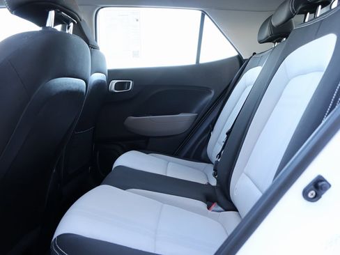 Certified 2022 Hyundai Venue SEL image 18