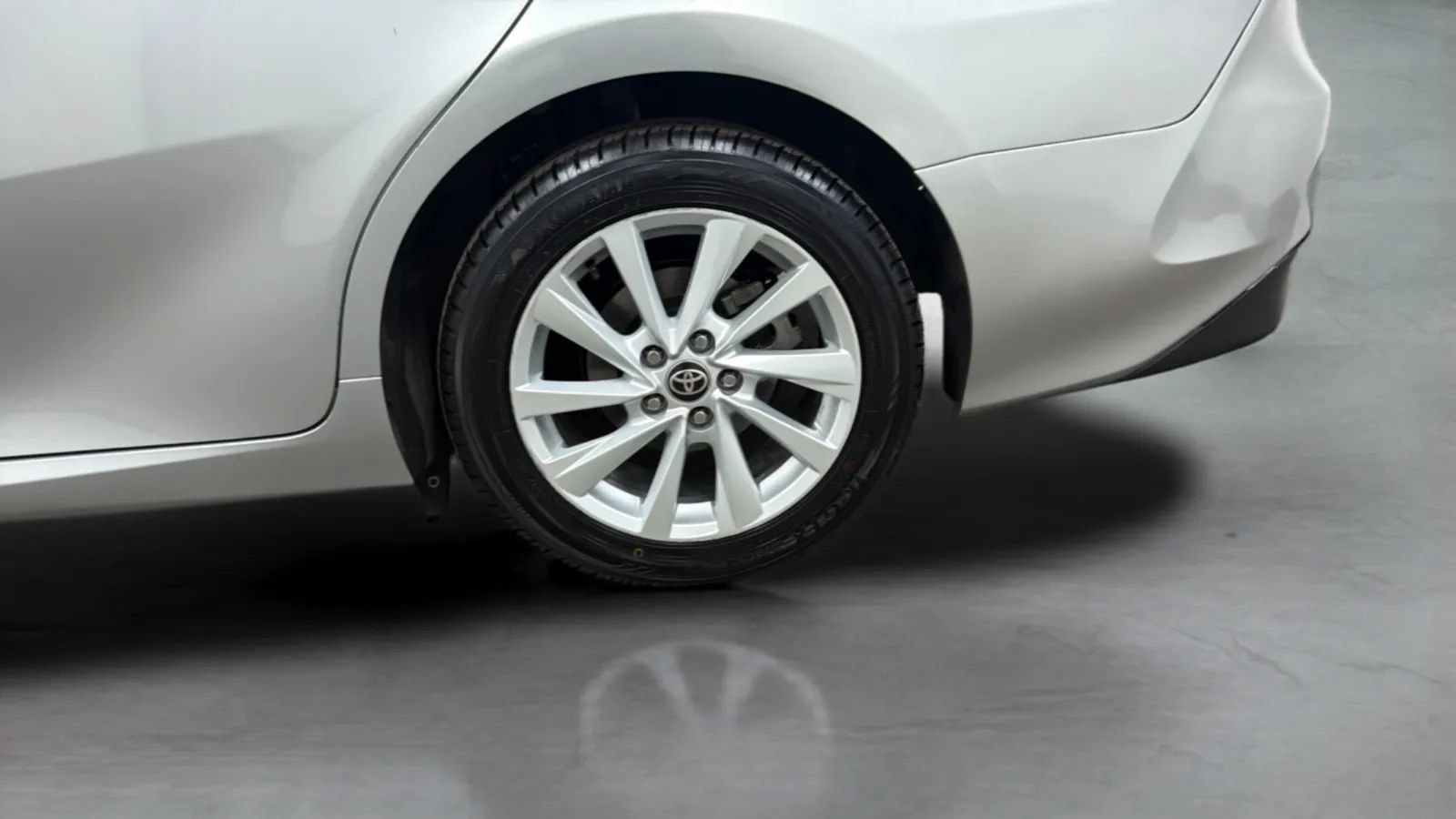 Used 2021 Toyota Camry LE w/ Carpet Mat Package (TMS) FWD image 27