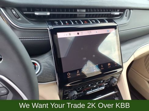 Used 2024 Jeep Grand Cherokee Limited w/ Luxury Tech Group II AWD/4WD image 19