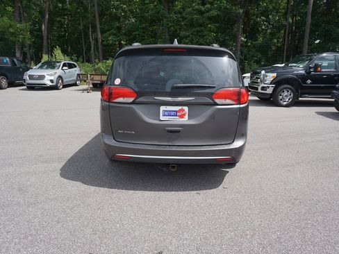 Used 2017 Chrysler Pacifica Touring-L w/ Tire & Wheel Group FWD image 22