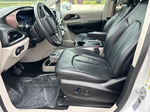 Used 2018 Chrysler Pacifica Touring-L Plus w/ Advanced Safetytec Group FWD image 6