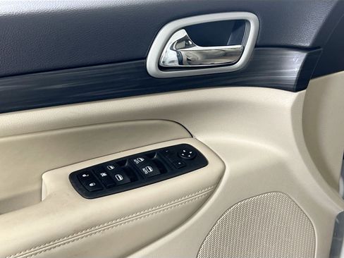 Used 2022 Jeep Grand Cherokee Laredo E image 18