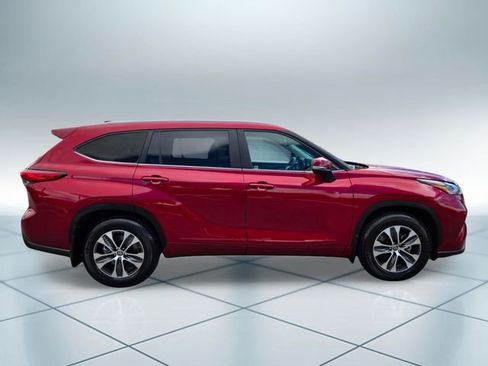 Used 2023 Toyota Highlander XLE FWD image 4