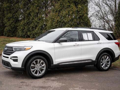 Used 2023 Ford Explorer XLT w/ Equipment Group 202A image 8