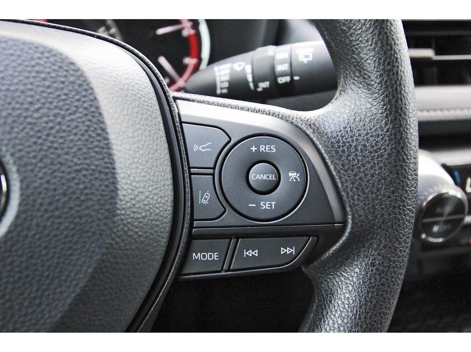 Used 2025 Toyota RAV4 XLE w/ Convenience Package FWD image 15