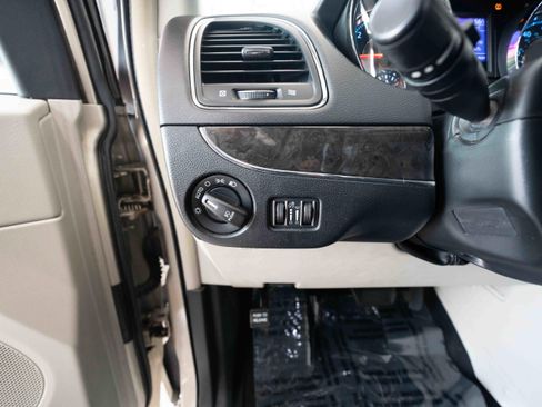Used 2014 Chrysler Town & Country Touring FWD image 11