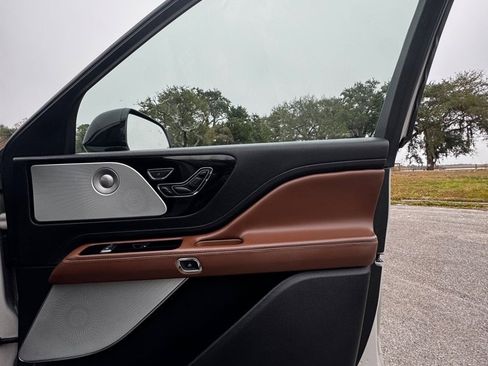 Used 2020 Lincoln Aviator Reserve w/ Equipment Group 202A image 14