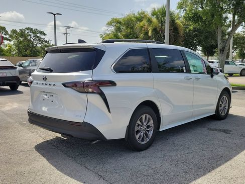 New 2026 Toyota Sienna XLE FWD image 4