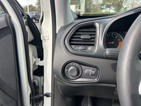 Used 2023 Jeep Renegade Latitude image 25