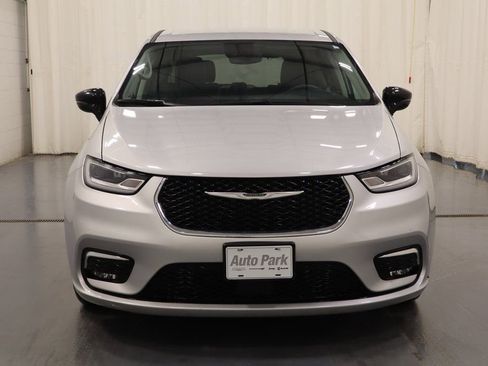 Certified 2024 Chrysler Pacifica Touring-L FWD image 5