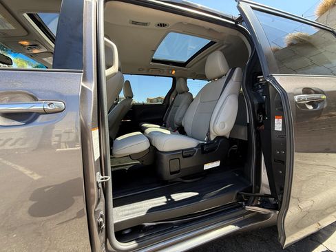 Used 2015 Toyota Sienna Limited FWD image 18