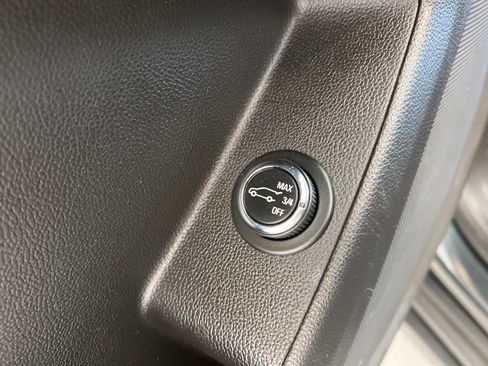 Used 2021 Chevrolet Traverse LT image 28