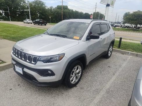 Used 2025 Jeep Compass Latitude AWD/4WD image 7