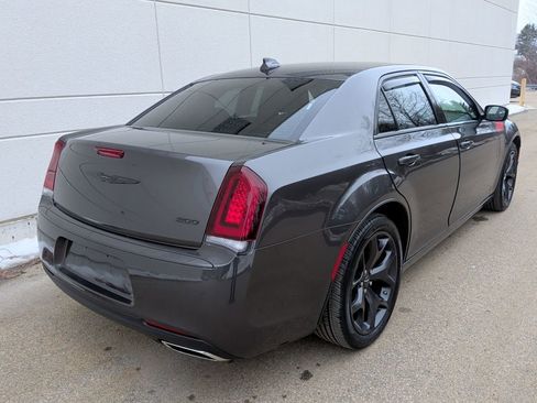 Used 2022 Chrysler 300 Touring w/ Sport Appearance Package image 7