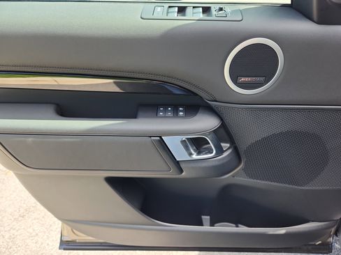 Certified 2025 Land Rover Discovery S image 24