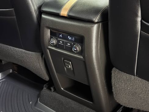Used 2022 Chevrolet Traverse LT FWD image 30