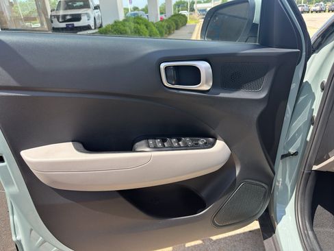 Used 2025 Hyundai Venue SEL FWD image 10