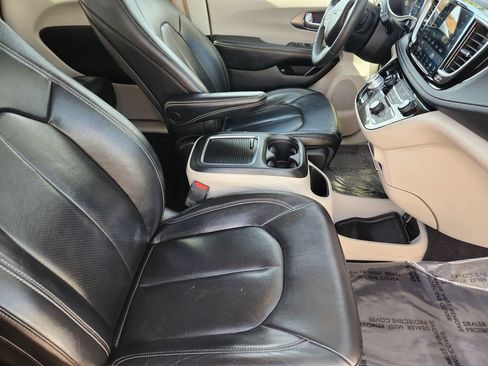 Used 2022 Chrysler Pacifica Touring-L w/ Uconnect Theater Family Group image 4