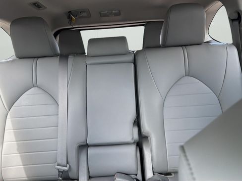 Used 2020 Toyota Highlander XLE FWD image 29