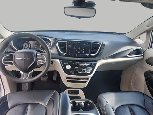 Used 2024 Chrysler Pacifica Touring-L FWD image 17