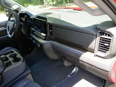 Used 2025 Chevrolet Silverado 1500 LT AWD/4WD image 45