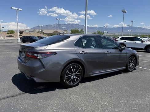 Used 2022 Toyota Camry SE image 5