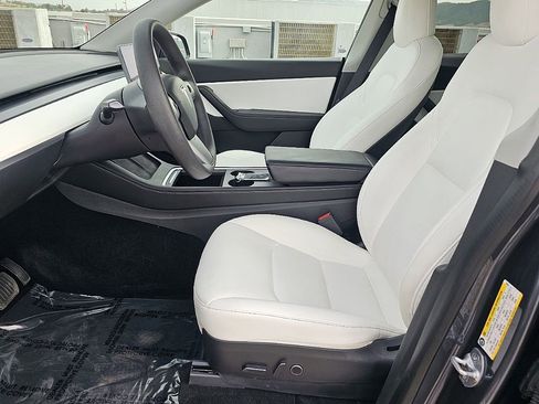 Used 2022 Tesla Model Y Long Range image 26