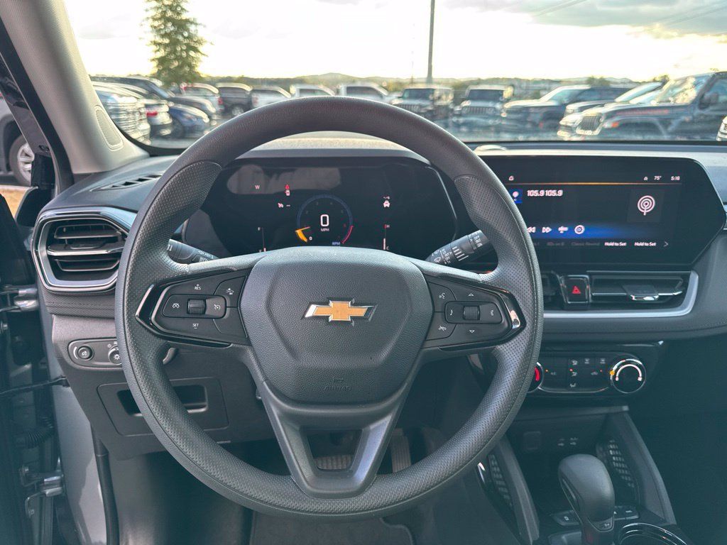 Used 2025 Chevrolet TrailBlazer LT AWD/4WD image 14