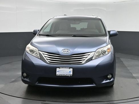 Used 2016 Toyota Sienna XLE FWD image 2
