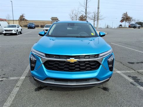 Certified 2025 Chevrolet Trax LT w/ Driver Confidence Package image 2