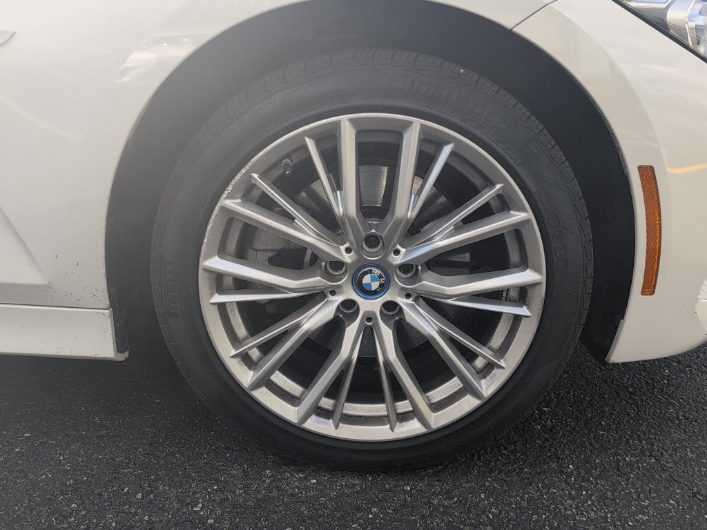 Used 2023 BMW 330e xDrive w/ Premium Package AWD/4WD image 7
