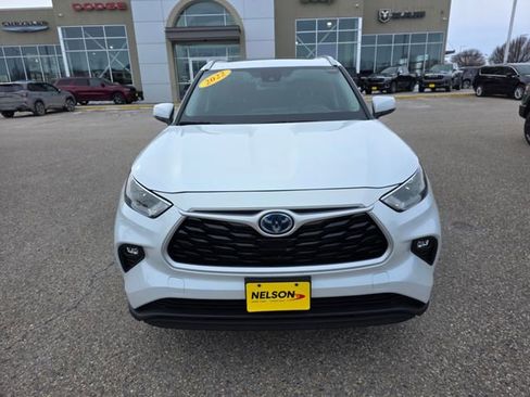 Used 2022 Toyota Highlander XLE AWD/4WD image 4