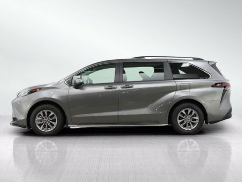 Used 2026 Toyota Sienna XLE FWD image 2