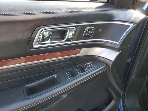 Used 2017 Ford Explorer Platinum image 22
