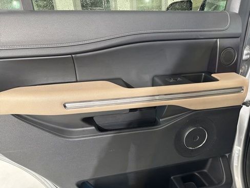 Used 2024 Ford Expedition Limited image 19