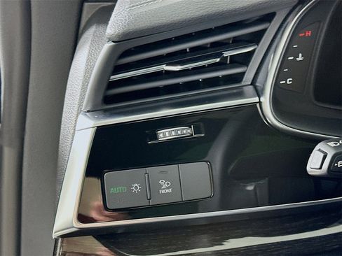 Used 2025 Audi Q8 Premium Plus image 11