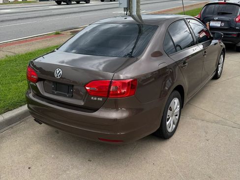 Used 2011 Volkswagen Jetta SE FWD image 3