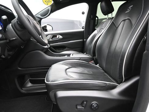 Used 2024 Chrysler Pacifica Limited w/ S Appearance Package image 15