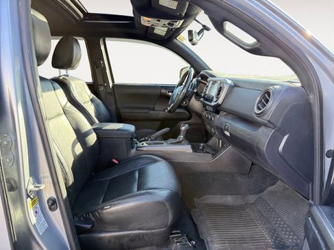Used 2017 Toyota Tacoma TRD Off-Road image 16