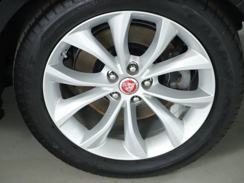 Used 2018 Jaguar XF Premium image 38