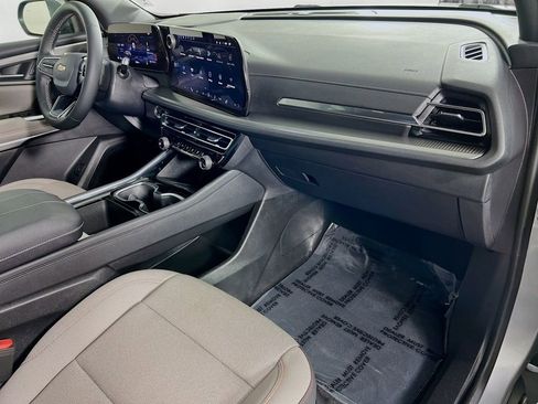 Used 2025 Chevrolet Traverse LT image 30