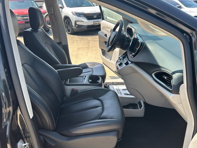 Used 2023 Chrysler Pacifica Touring-L FWD image 16