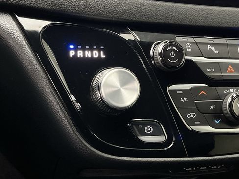 Used 2025 Chrysler Pacifica Select FWD image 26
