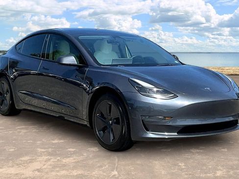 Used 2023 Tesla Model 3 Standard Range RWD image 3