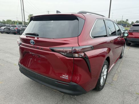 Used 2024 Toyota Sienna XLE w/ XLE Plus Package AWD/4WD image 7