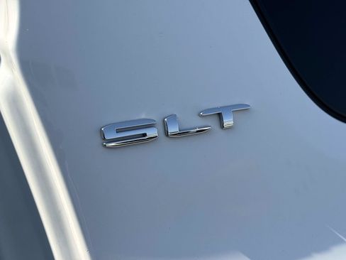 Used 2023 GMC Acadia SLT FWD image 27