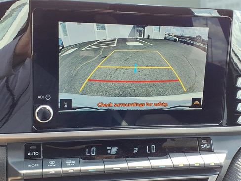 Used 2025 Toyota Camry SE w/ Convenience Package image 19