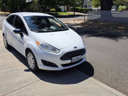 Used 2015 Ford Fiesta S FWD image 3