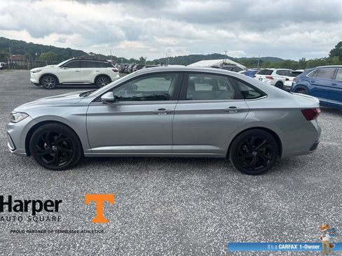 Used 2025 Volkswagen Jetta SE w/ Sunroof Package FWD image 2
